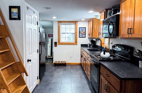 Albany House | Cozy Cottage-Sauna-Hot Tub-Grill-Gas Stove-Close to Skiing and Hiking