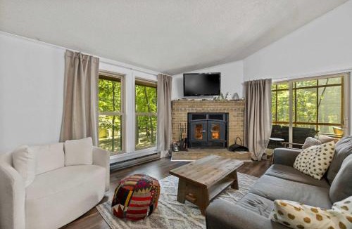 The Woods Ski Chalet | Cozy Cottage w Enclosed Porch Fireplace & Grill