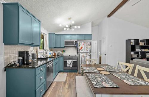 The Woods Ski Chalet | Cozy Cottage w Enclosed Porch Fireplace & Grill