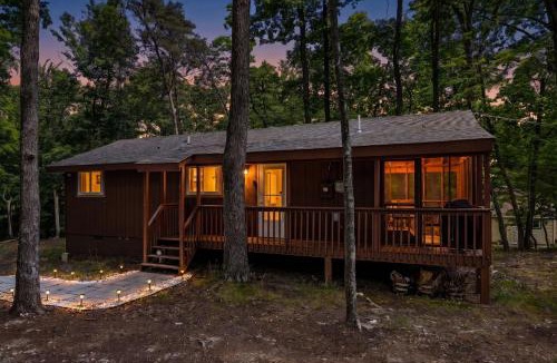 The Woods Ski Chalet | Cozy Cottage w Enclosed Porch Fireplace & Grill