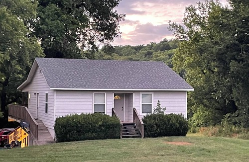 Lone Rock House | Cozy home nestled right on the White River boat ramp/great fishing.