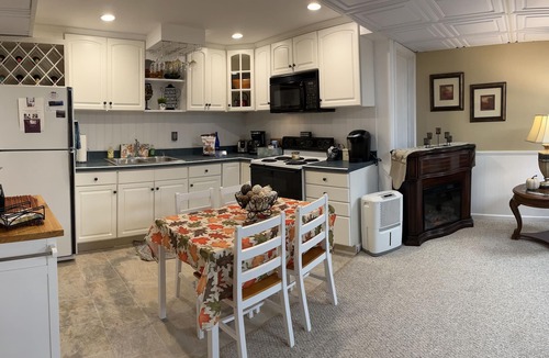 Ballston Spa Apartment | Cozy In-law apt, minutes to SPAC and Saratoga Springs, Pet-Friendly. Hot Tub!