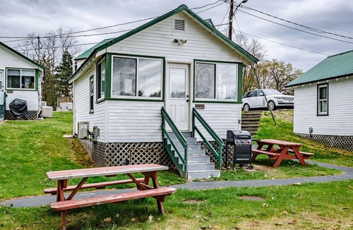 Naples Cabin | Cozy Lakefront Cabin with Beach & AC