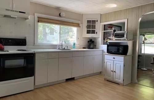 Winchendon House | Cozy Lakefront Cottage