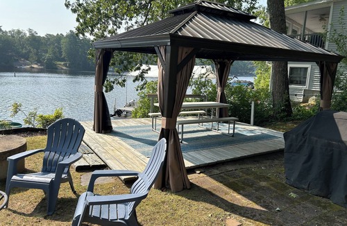 Winchendon House | Cozy Lakefront Cottage