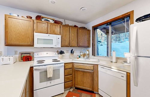 McCall Condo | Cozy McCall Condo With Deck and Wood Fireplace