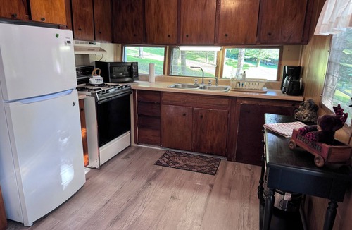Sidney House | Cozy Messalonskee Lake Cabin – Dock, Kayaks & Family‑Friendly, Sleeps 5