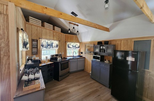 Luray Cabin | Cozy Mountain Cabin retreat. With fire-pit. Near Shenandoah National Park.