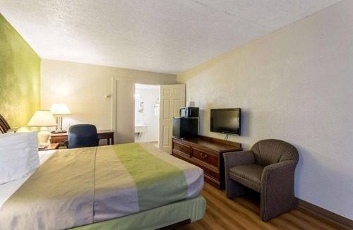 Edgewood Hotel | Cozy Pet-Friendly Room w/Nearby Dining Options