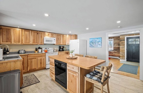 Jackson Ski Chalet | Cozy Private Chalet-Close to Skiing with Hot Tub-Pet Friendly