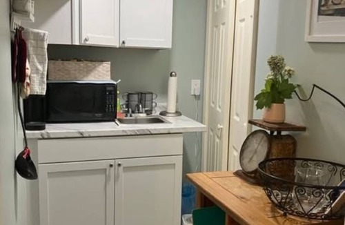 Bolivar Apartment | Cozy private ground floor apartment in townhome walking distance to historic HF