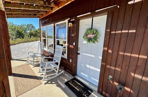 Jasper Cabin | Cozy retreat with picturesque views! Close to restaurants, hiking and river.