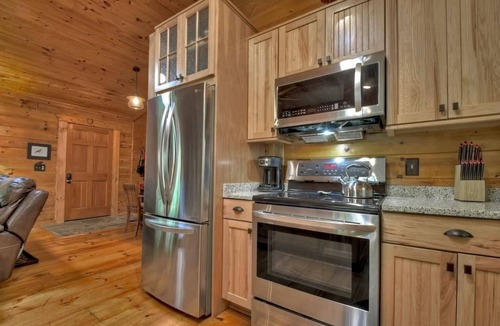 Ellijay Cabin | Cozy Rustic Cottage w/Hot Tub & Fire Pit near Lake