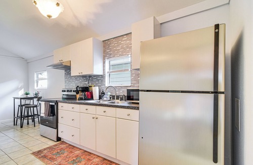 South Pinellas Community Council Cottage | Cozy St Pete Home ~ 2 Mi to Madeira Beach!