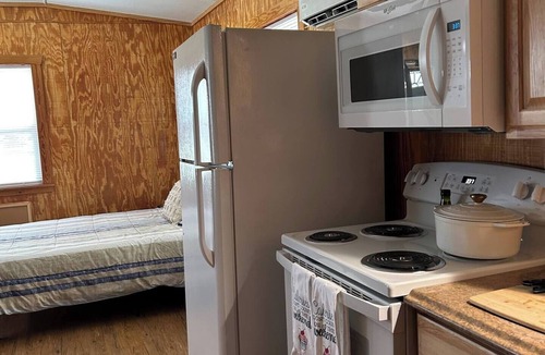 Thurber Apartment | Cozy studio in charming Strawn with AC Country suite #2