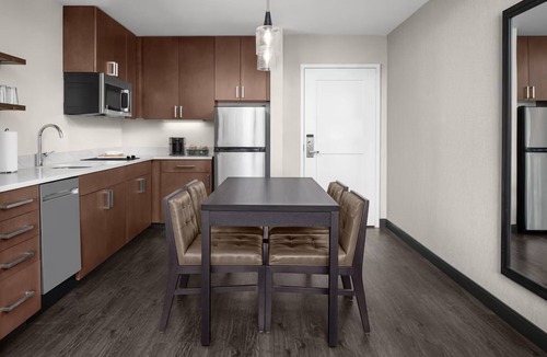 Isle of Palms Hotel | Cozy Suite w/Kitchen, Heated Pool, & Free Shuttle to Mayo Clinic – Free Parking