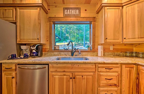 Golden Cabin | Creekside Broken Bow Cabin w/Hot Tub & Fire Pit!