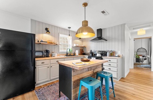 Haywood House | Creekside Cottage - Near hiking + fishing