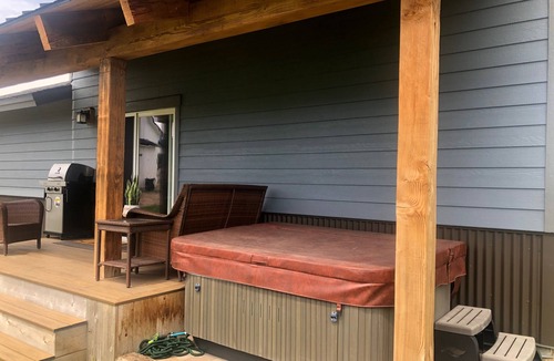 Donnelly House | Custom Built Cabin/House Surrounded by Gorgeous Views in Serene Donnelly