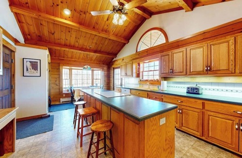 Easton House | Custom log home with enormous deck & stunning mountain views