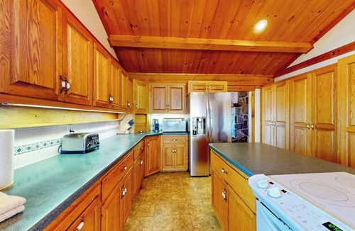 Easton House | Custom log home with enormous deck & stunning mountain views