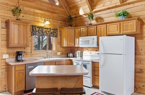 Branson Cedars Cabin | Dakota Cabin Hot Tub Retreat Near Thunder Ridge Sleeps 6