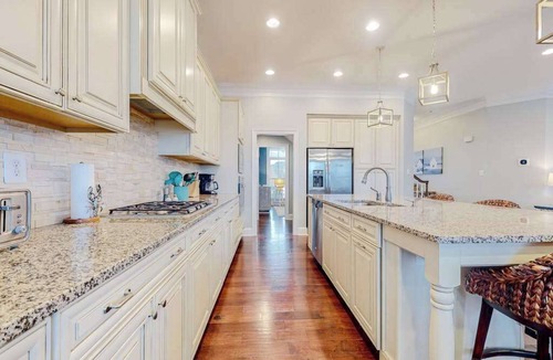 Sun Ridge House | Dazzling Bayside Resort home with pools, gym, & athletic court - close to beach