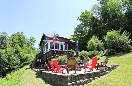 Thornton House | Deluxe Private 4 Bed Home, Pet Friendly near WV!