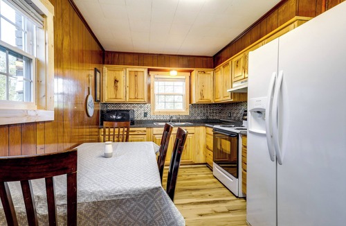 Greers Ferry Cabin | Devil’s Fork Resort Cabin w/Designated Boat Slip!