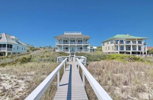 Treasure Beach Village House | Dog-friendly beachfront gem - community pool tennis washer&dryer central AC
