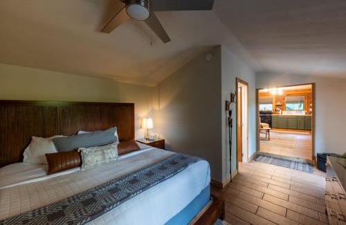 Eureka Springs House | Dog‑Friendly Cabin w/Trail-Hot Tub-Full Kitchen