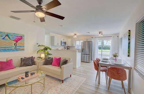 Dunedin Condo | Dog Friendly Condo Quiet Locale King Beds 1 Mile to Honeymoon Island