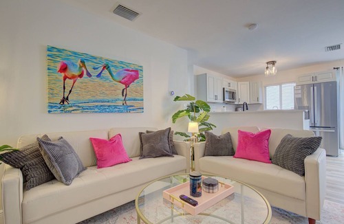 Dunedin Condo | Dog Friendly Condo Quiet Locale King Beds 1 Mile to Honeymoon Island