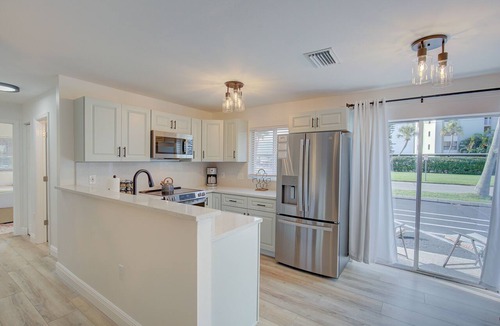 Dunedin Condo | Dog Friendly Condo Quiet Locale King Beds 1 Mile to Honeymoon Island