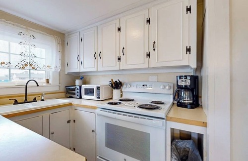 Wells Beach Cottage | Dog-friendly cottage with amazing sunset views, across the street from beach