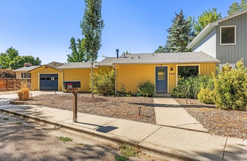 Boise Bench House | Dog Friendly Light & Bright Space | > 10 min Drive to Downtown & BSU | 5 min Drive to Saint Als