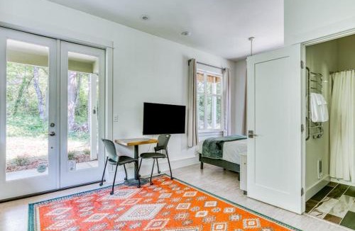 Stevenson House | Dog-friendly studio with river view patio grill & shared W&D