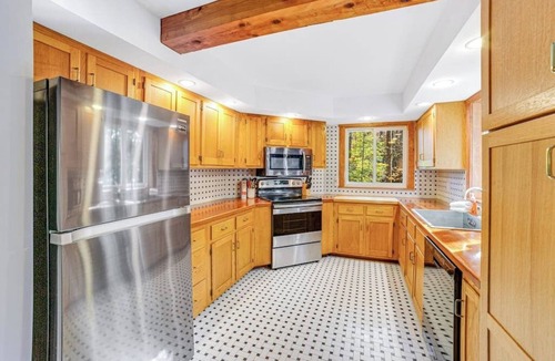 South Londonderry House | Dog-friendly vacation home with fast WiFi & washer/dryer - near ski areas