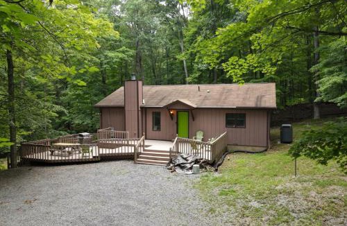 Berkeley Springs Ski Chalet | Dogwood Knoll - Wifi, Pool Access, Deck, Fireplace, Deck, Family Friendly, Hiking, Games, Screen Porch, King Bed