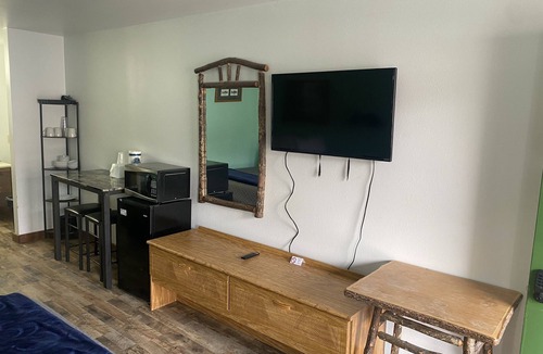 Indian Point Condo | Double Queen Room w/Kitchen Supplies
