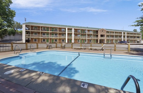 Indian Point Condo | Double Queen Room w/Kitchen Supplies