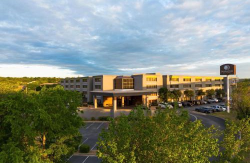 Waters Park Hotel | DoubleTree by Hilton Austin Northwest - Arboretum
