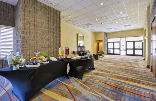 North Mountain Hotel | DoubleTree by Hilton Phoenix North