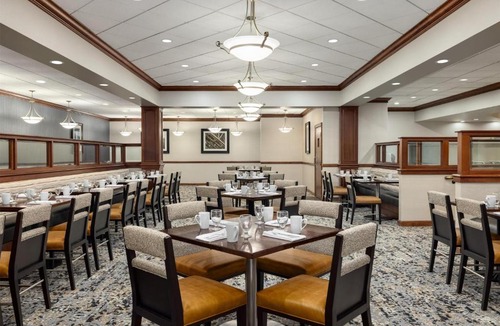 Green Tree Hotel | DoubleTree by Hilton Pittsburgh-Green Tree