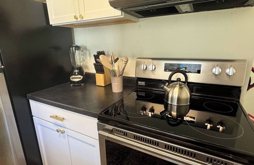 Williston Apartment | Downtown 2BR - Fast WiFi-Easy Parking -Self Check-in