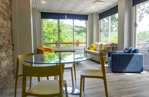 Eureka Springs Historic District Condo | Downtown+HotTub+Wifi+FreeParking @151 Spring Ste C