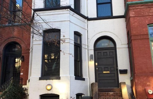 Mount Vernon Square House | Downtown living! Sleeps 14 wEV parking balcony