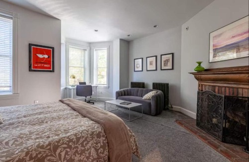 Mount Vernon Square House | Downtown living! Sleeps 14 wEV parking balcony