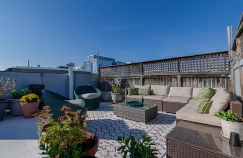 Mount Vernon Square House | Downtown living! Sleeps 14 wEV parking balcony
