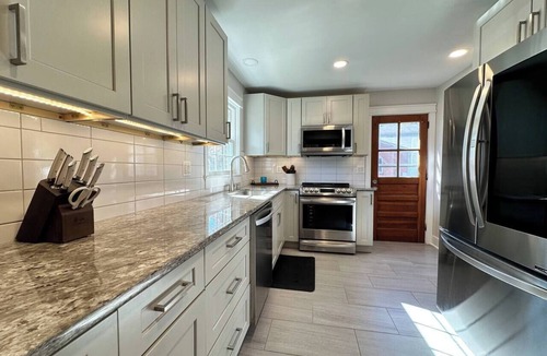 Leesburg House | Downtown Retreat with 2 Primary Suites